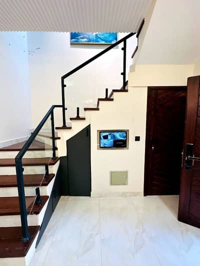3Bed DDL 125sq yd Villa FOR SALE at ALI BLOCK All amenities nearby including MOSQUE, General Store & Parks