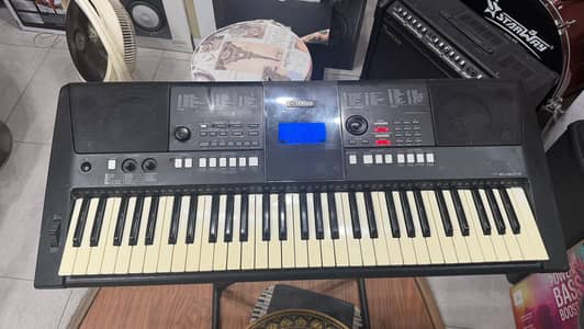 Yamaha Digital Keyboard / Piano Psr-E423 in Mint Condition