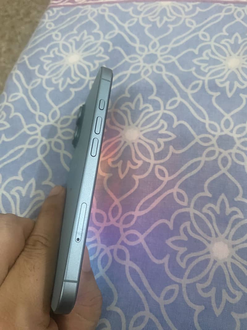 Apple iPhone 16 4