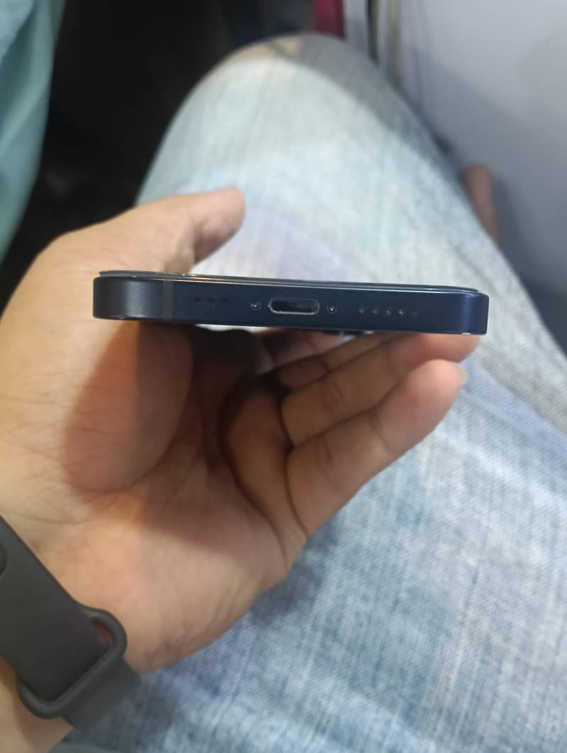 Apple iPhone 12 4