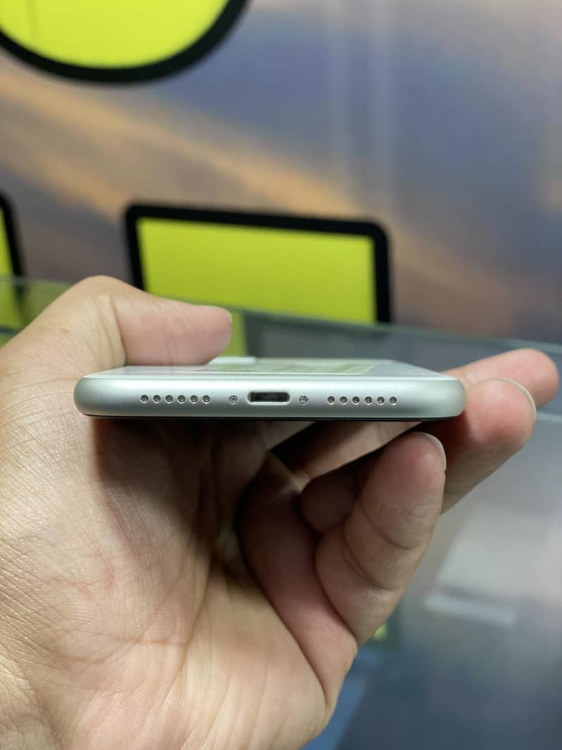 Apple iPhone 11 3