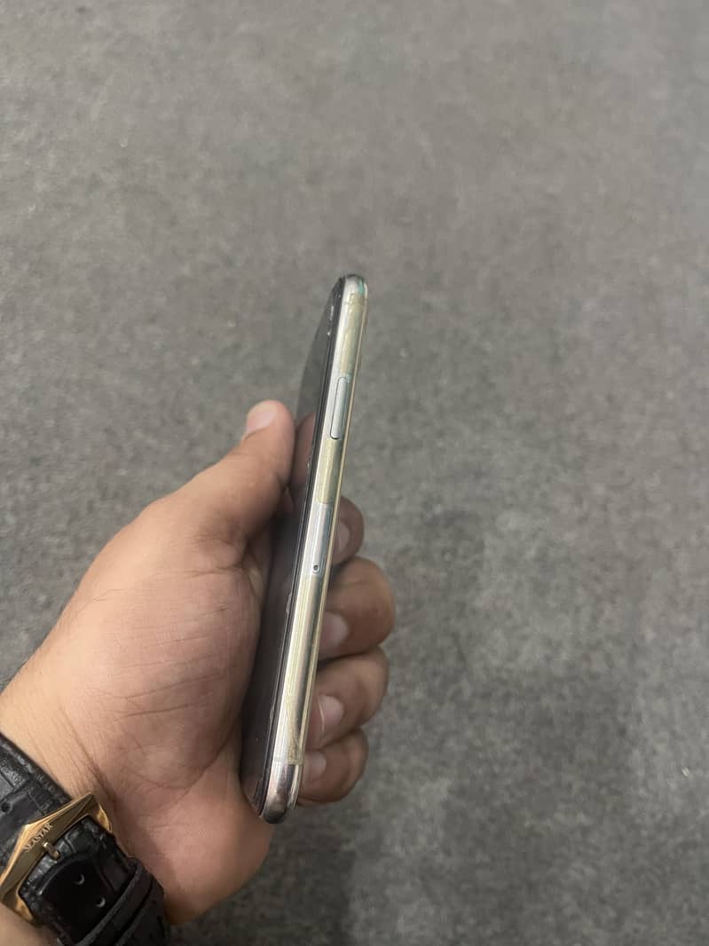 Apple iPhone 11 4