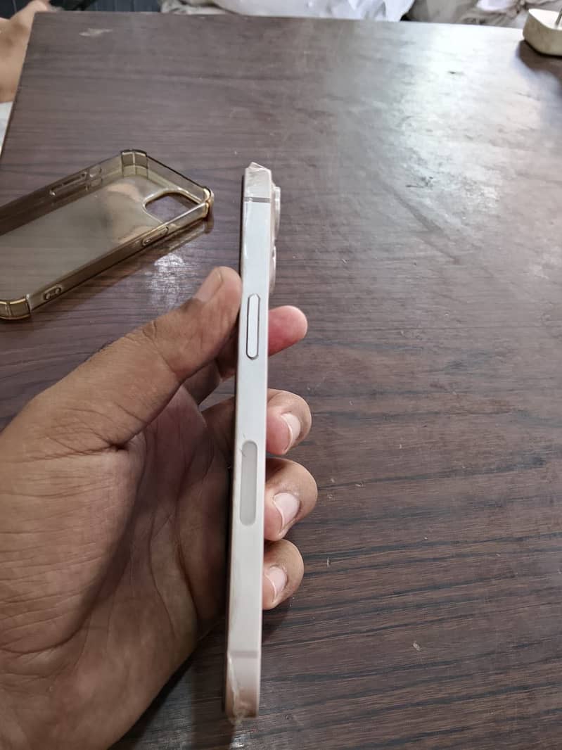 Apple iPhone 13 4