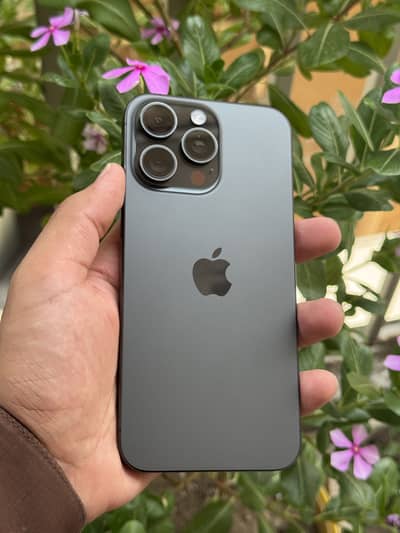 Apple iPhone 15 Pro Max 10/10 scratch less