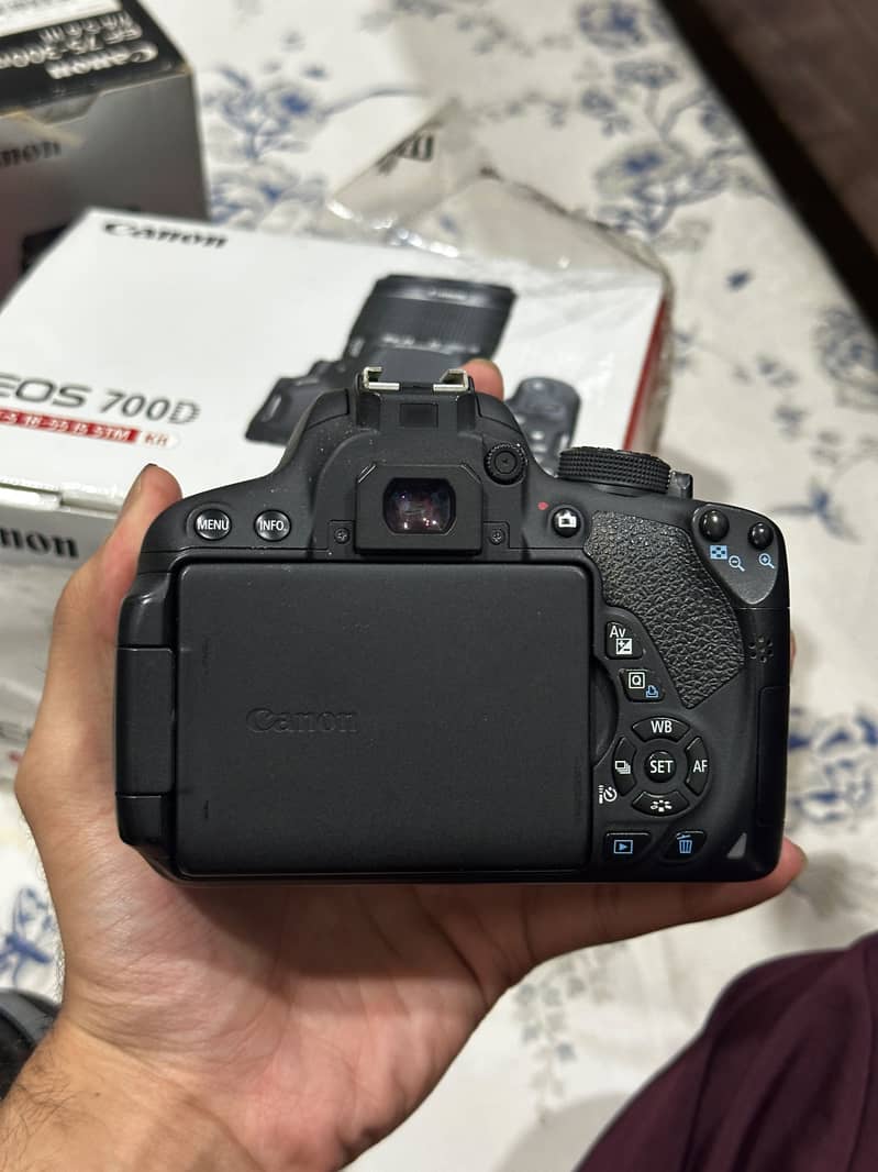 CANON EOS 700D 1