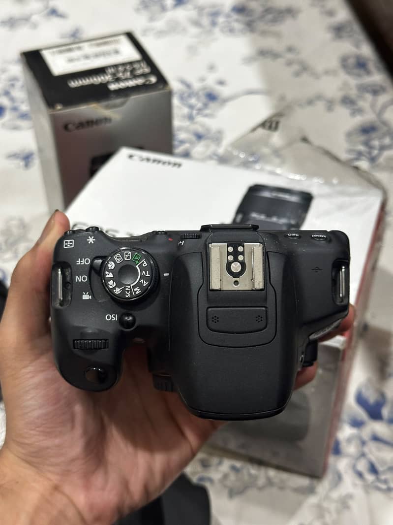 CANON EOS 700D 3