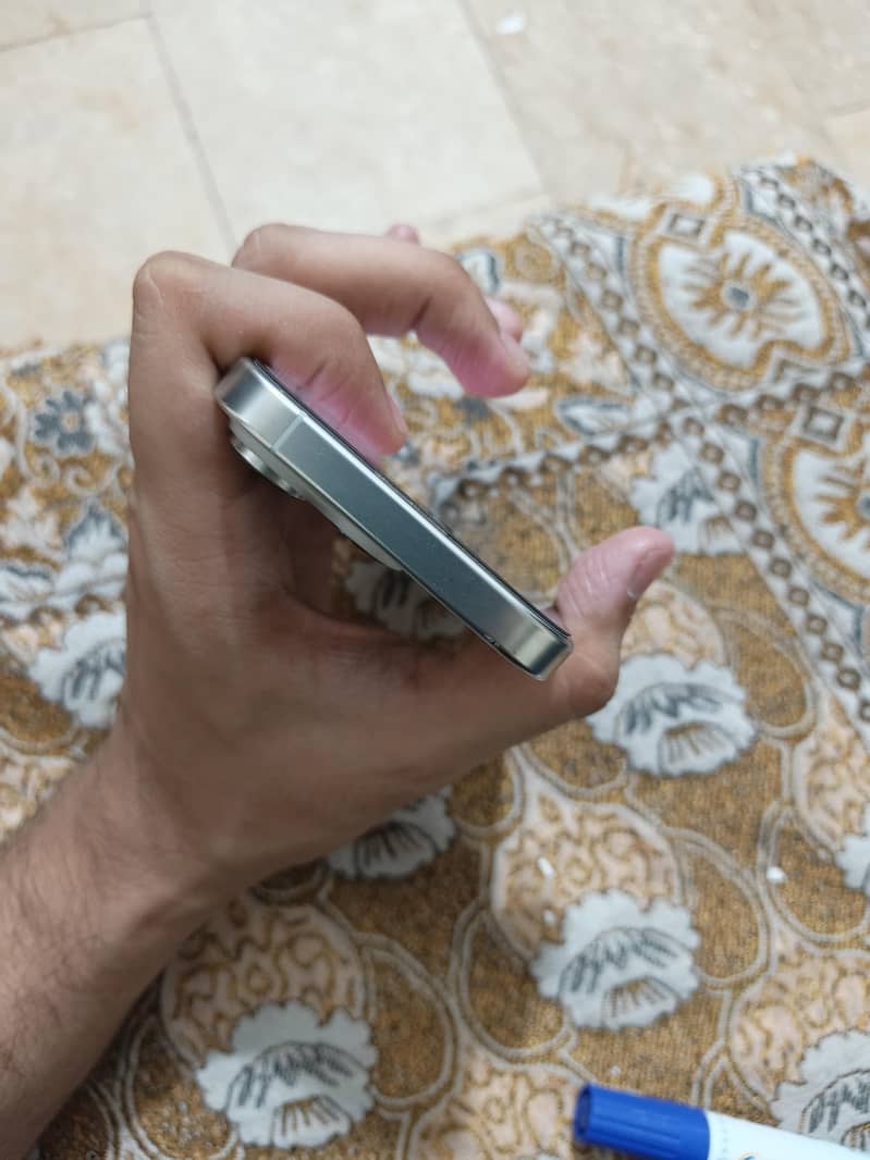 Apple iPhone 16 Pro 2