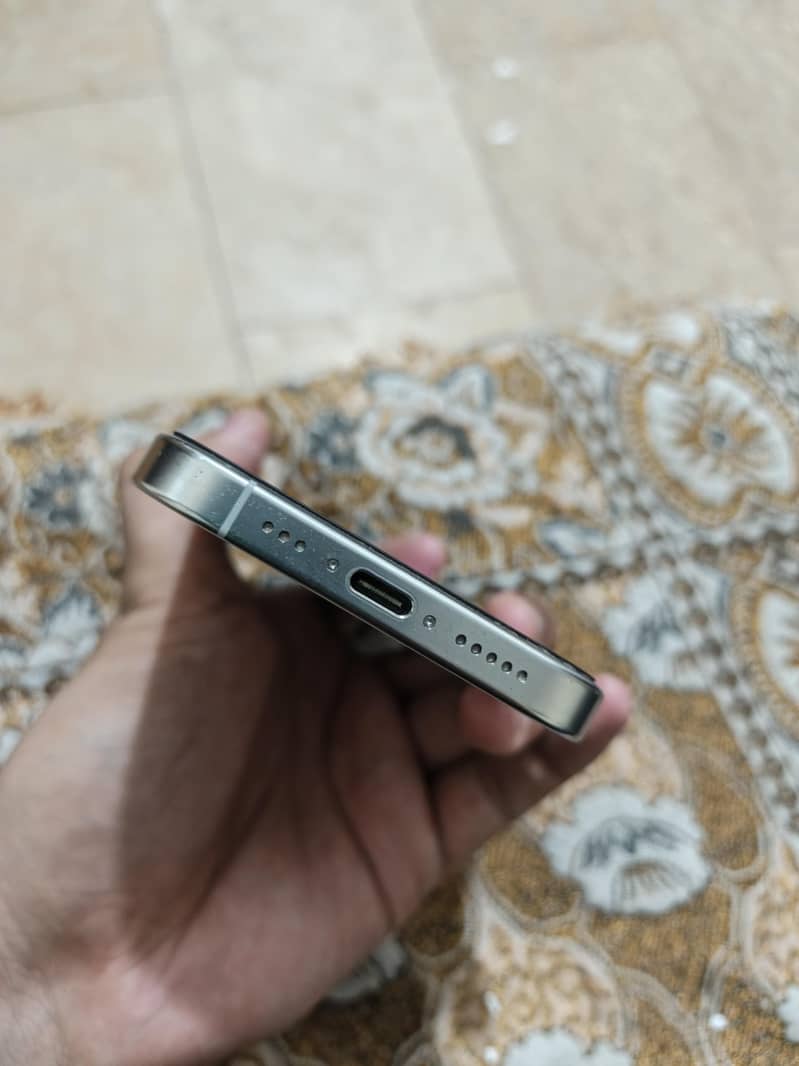 Apple iPhone 16 Pro 3