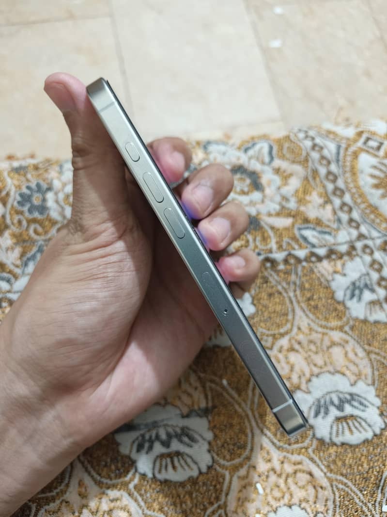 Apple iPhone 16 Pro 4