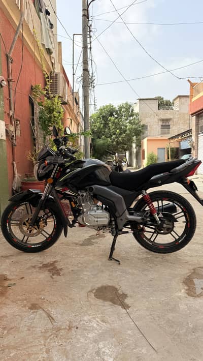 Suzuki gsx 125 2024 Black color 9/10 condition