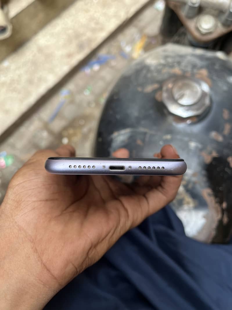 Apple iPhone 11 4