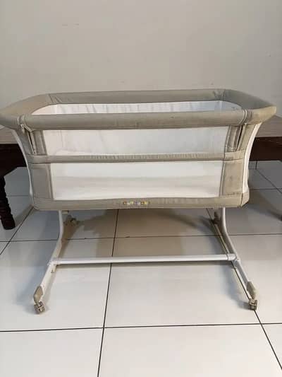 Baby Bedside Sleeper Cot / Newborn Bassinet with Mattress – Excellent