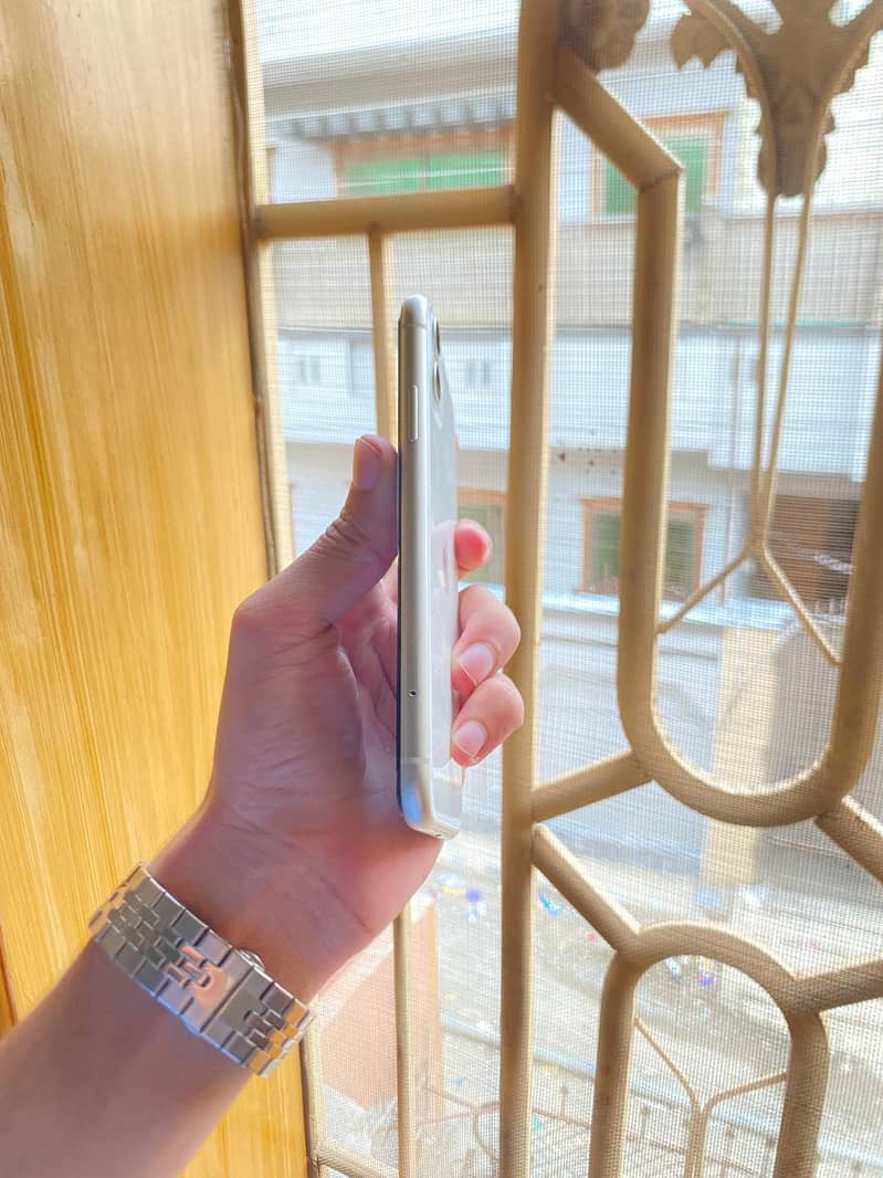 Apple iPhone 11 4