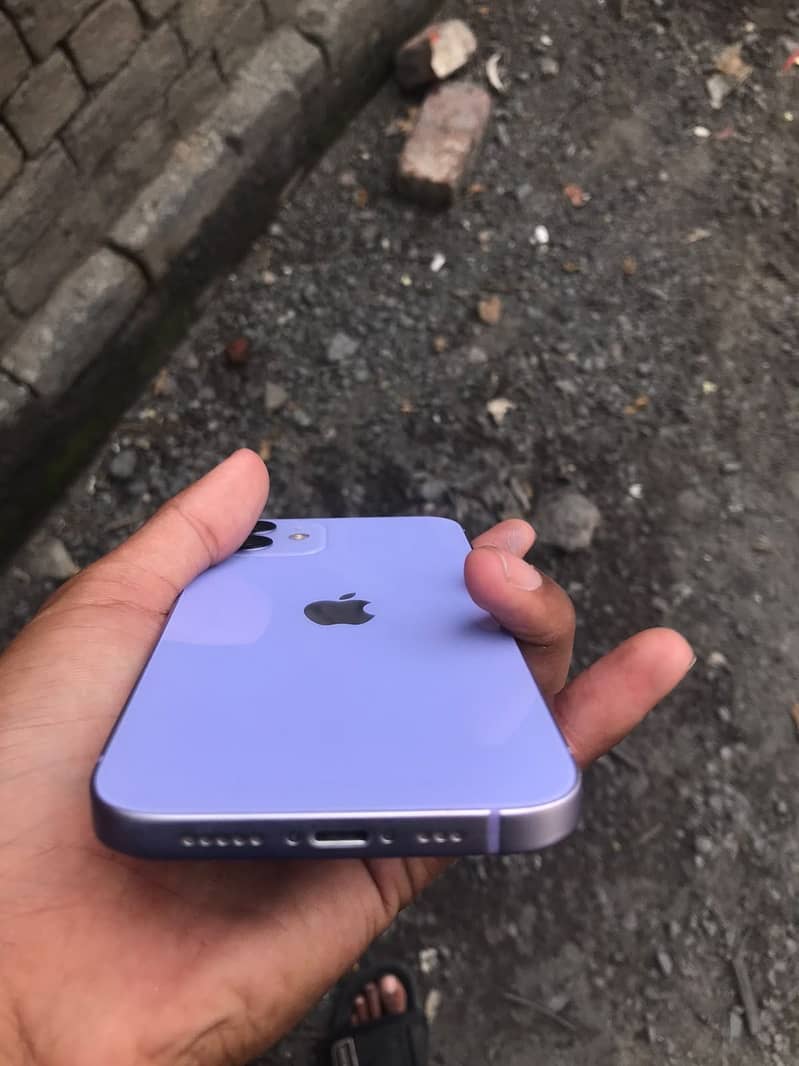 Apple iPhone 12 4