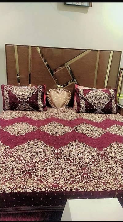 1 Bed set 1 dressing table 2 site table urgent for sale