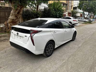  **Toyota Prius 2017 (Imported 2021)** 