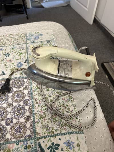 1000W Heavyweight Dry Iron (Sinbo) – Working Fine