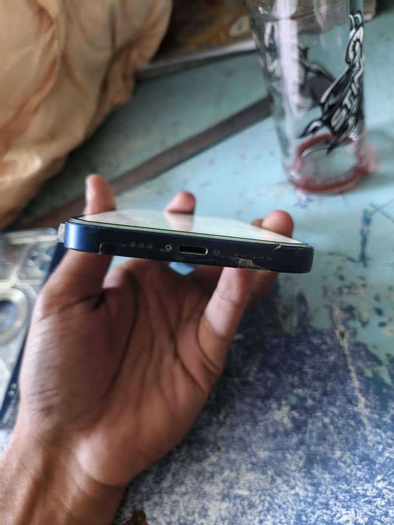 Apple iPhone 12 6