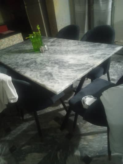 i m seling good condtion dining table sale
