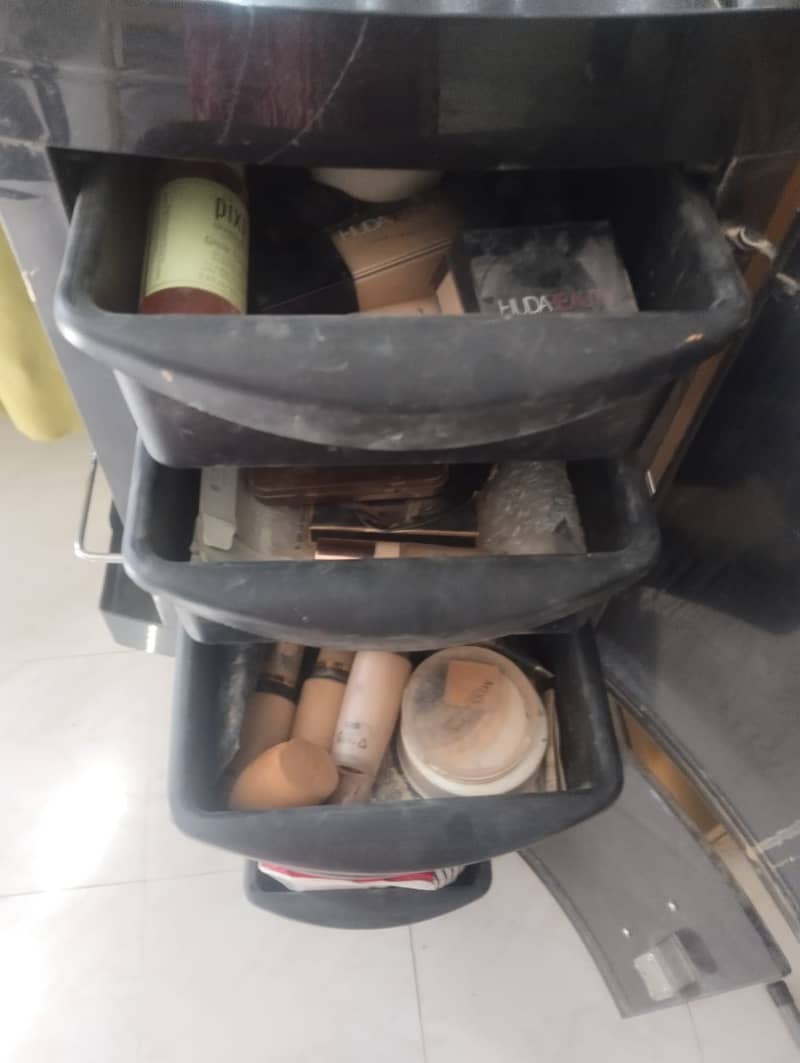Make up trolley 0