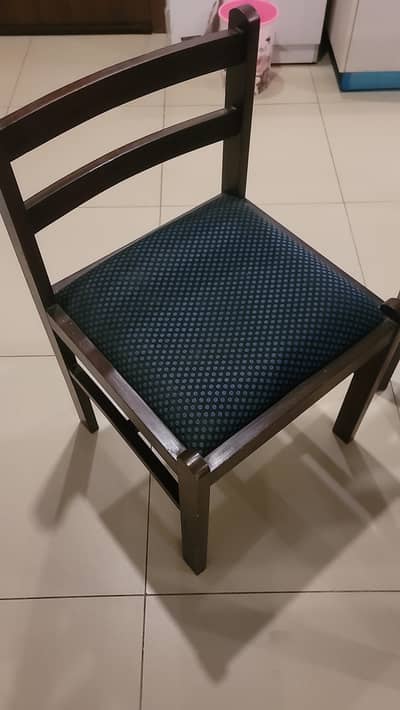 4-Seater Dining Table with 4 Chairs – Good Condition