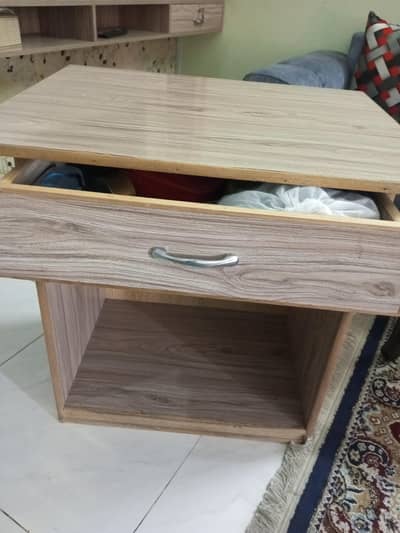 table just like new for molty perpes good condition and with draws