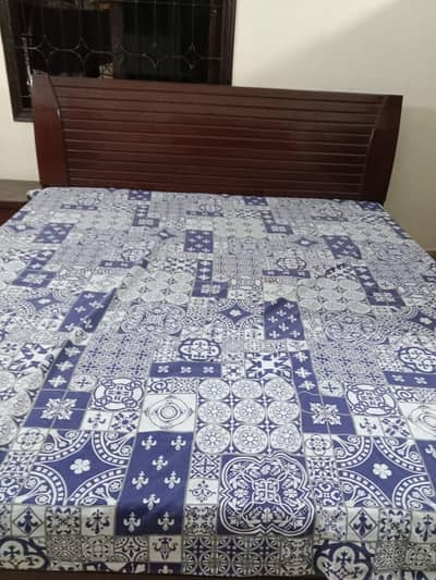 double bed with side tables newly polished 10/10 con bufferzone