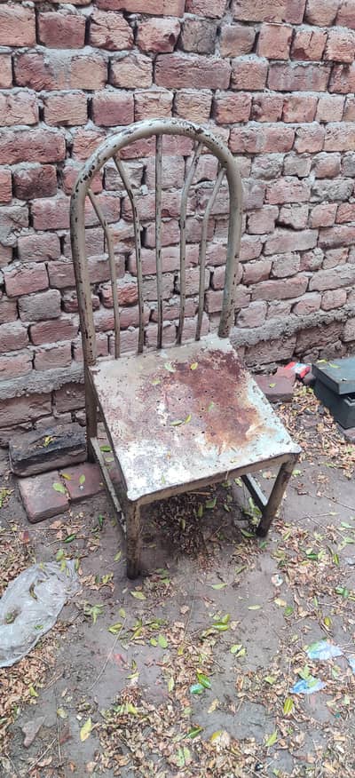 2 lohay ki chairs hain Zang Laga ha Used ma hain