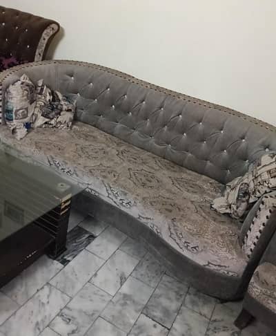 Well maintained stylish sofa set in good condition and ready to use