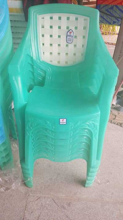 moulded chairs / plastic chairs / rooftop chairs / restaurant chairs