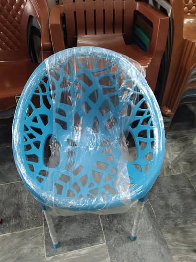 moulded chairs / plastic chairs / rooftop chairs / restaurant chairs