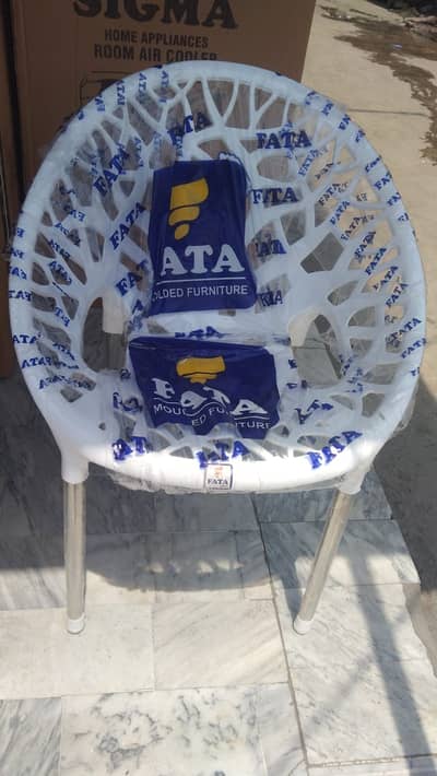 moulded chairs / plastic chairs / rooftop chairs / restaurant chairs