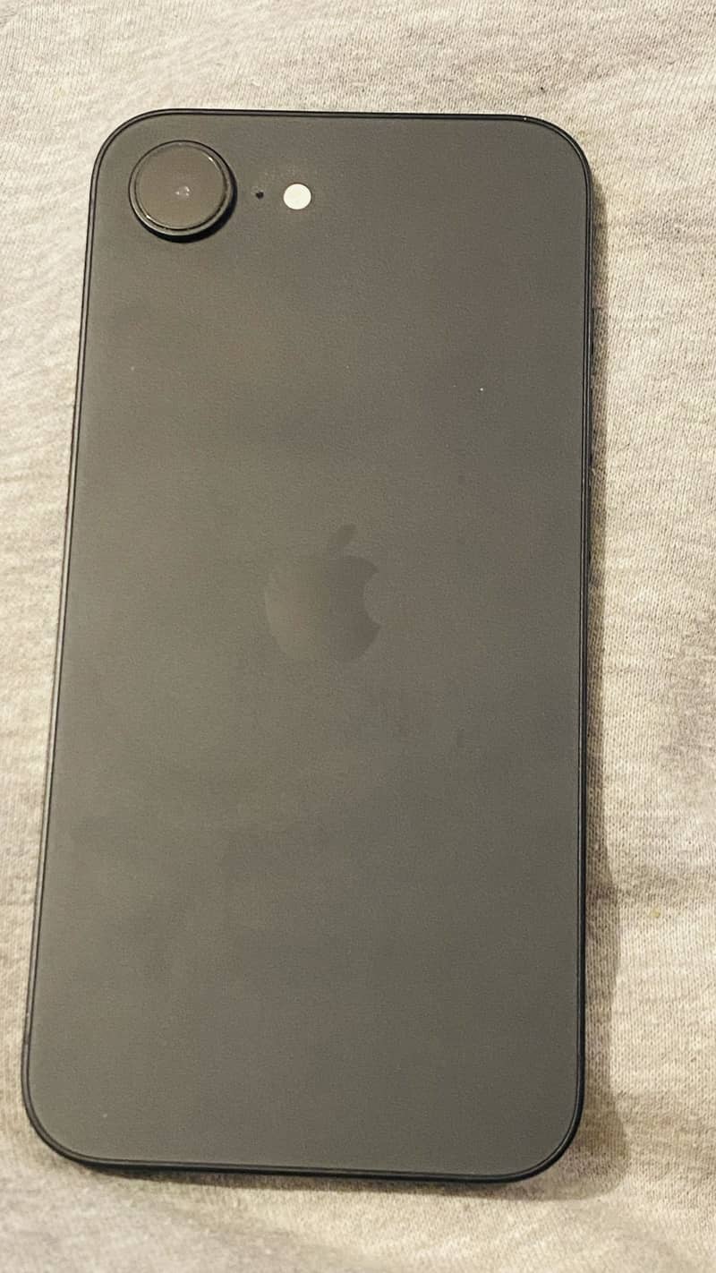 Apple iPhone 16e 1