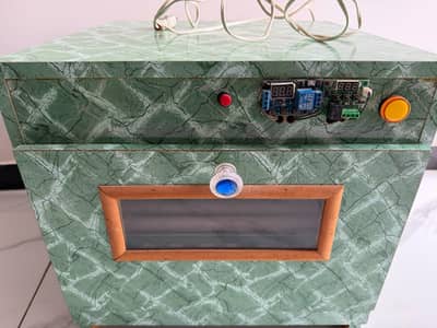 Egg hatching incubator