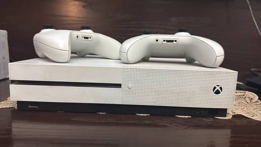 Xbox One S 1TB with 2 Controllers, Box & 3 Games