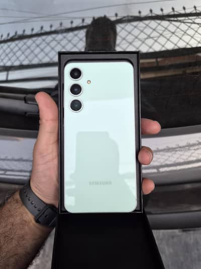 Samsung Mobile S24 fE