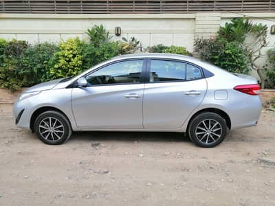 Toyota Yaris 2022 silver Ativ CVT-i