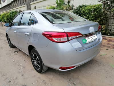 Toyota Yaris 2022 silver Ativ CVT-i