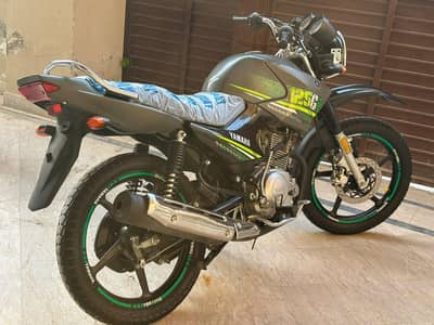 Yamaha ybr g gray 2024 model 26 ka number lagy ga. /0336/9800/157/