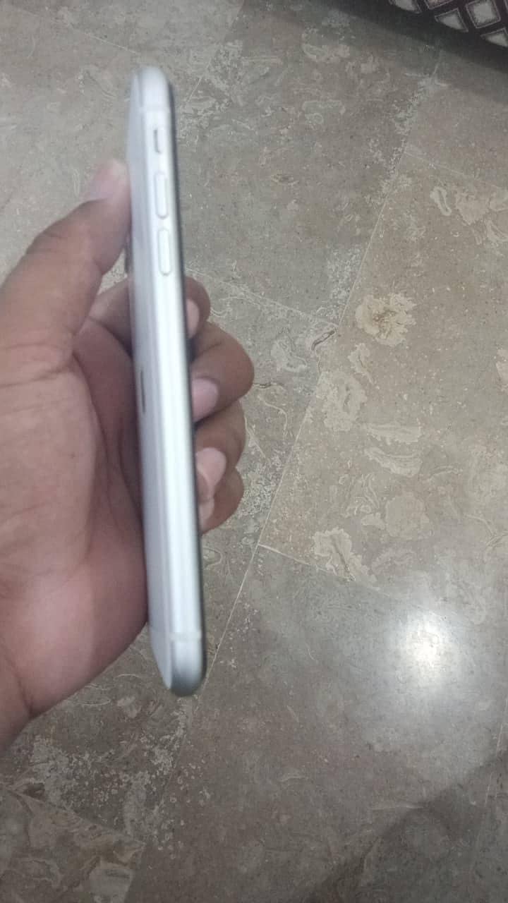 Apple iPhone 11 3