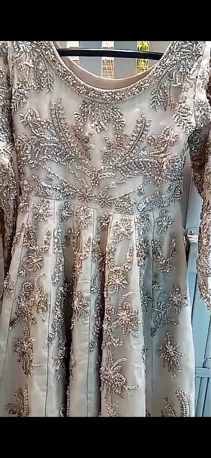لگژری لہنگا براۓ فروخت  3