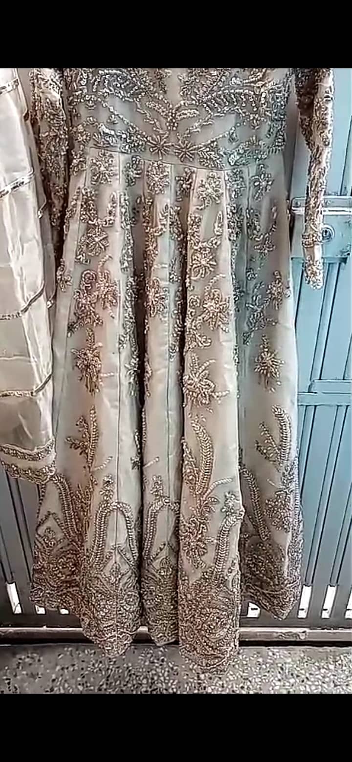لگژری لہنگا براۓ فروخت  4
