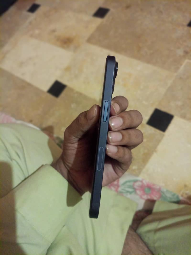Apple iPhone 13 5