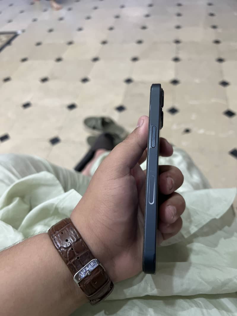 Apple iPhone 13 2