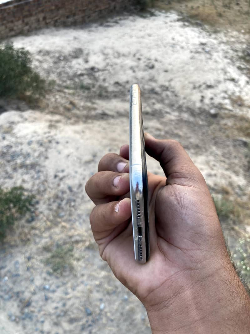 Apple iPhone X 4