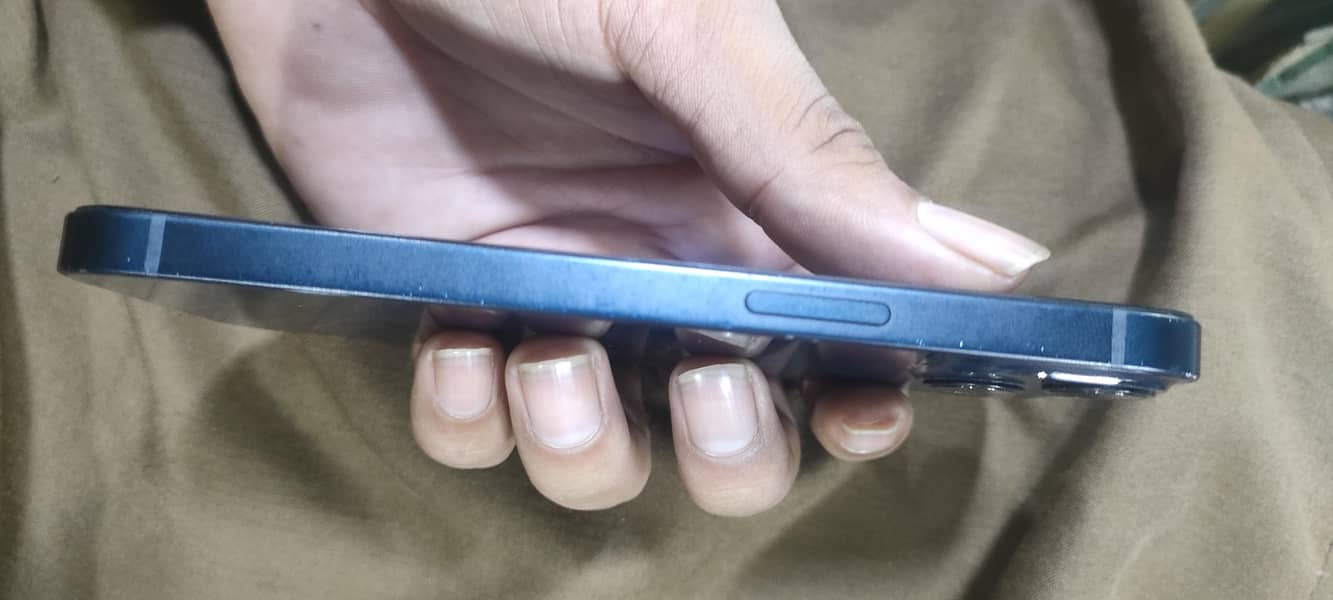 Apple iPhone 13 2