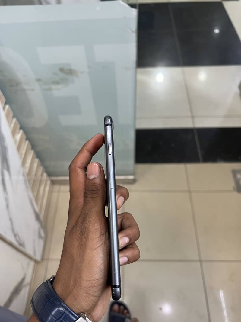 Apple iPhone 8 Plus 4