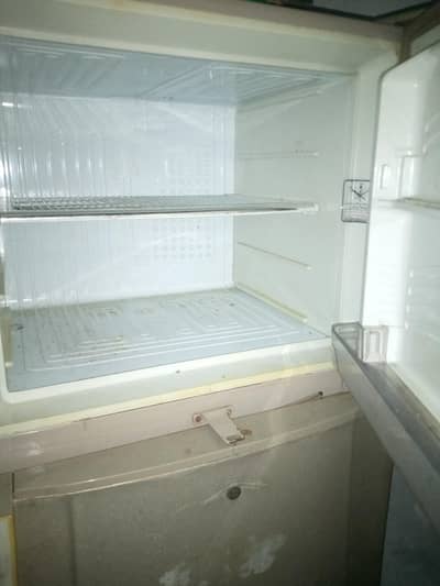 Dowlance ka frige hai use condition haii