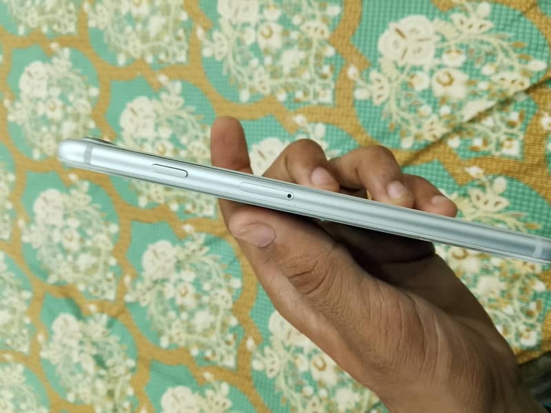Apple iPhone 8 Plus 1