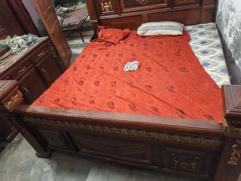استعمال شدہ بیڈ، شیشہ اور شوکیس برائے فروخت | بہترین کنڈیشن 2